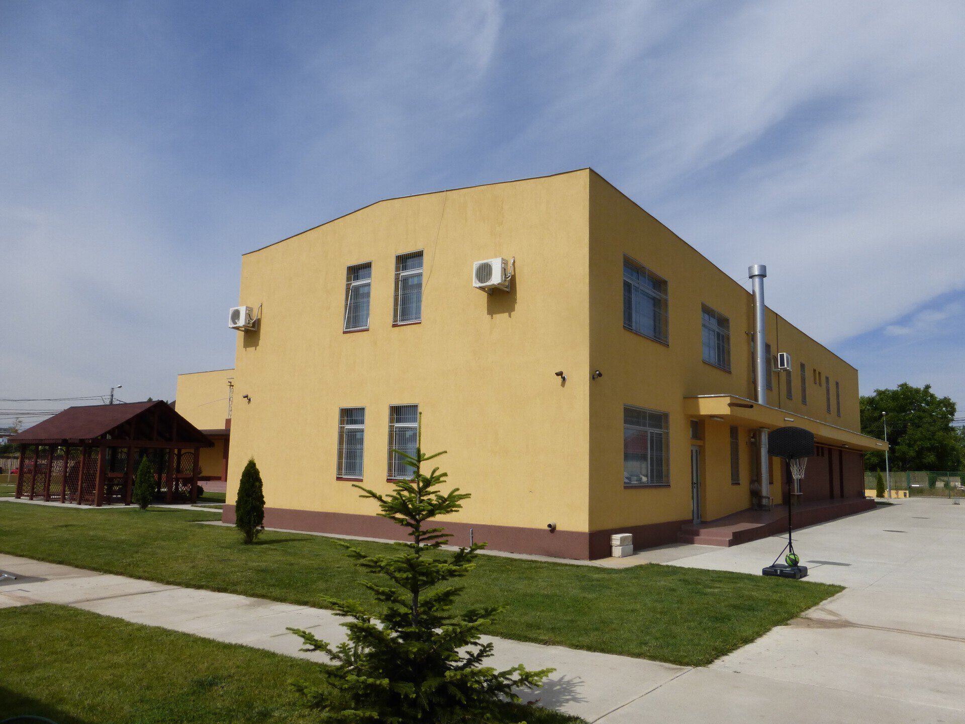 Volum de colț al Centrului de Reabilitare și Recuperare Neuropsihică Uverturii cu foișor pentru beneficiari în zona verde adiacentă, proiect PPAE pentru DGASPC Sector 6