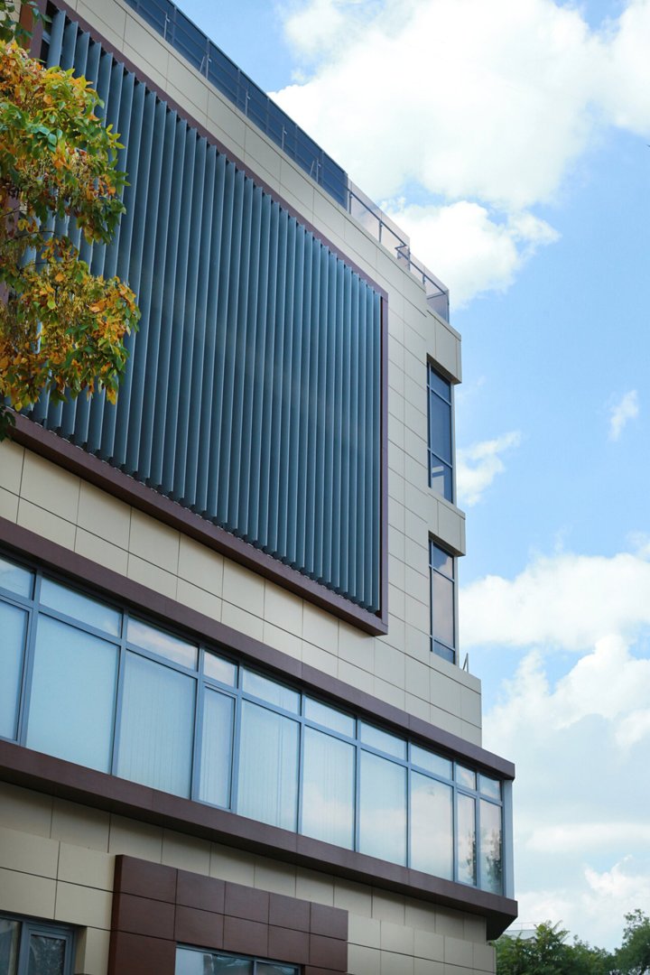 Nicolae & Laurus Medical / Clinica Eminescu 100 - Clădire locuințe colective convertită în policlinică