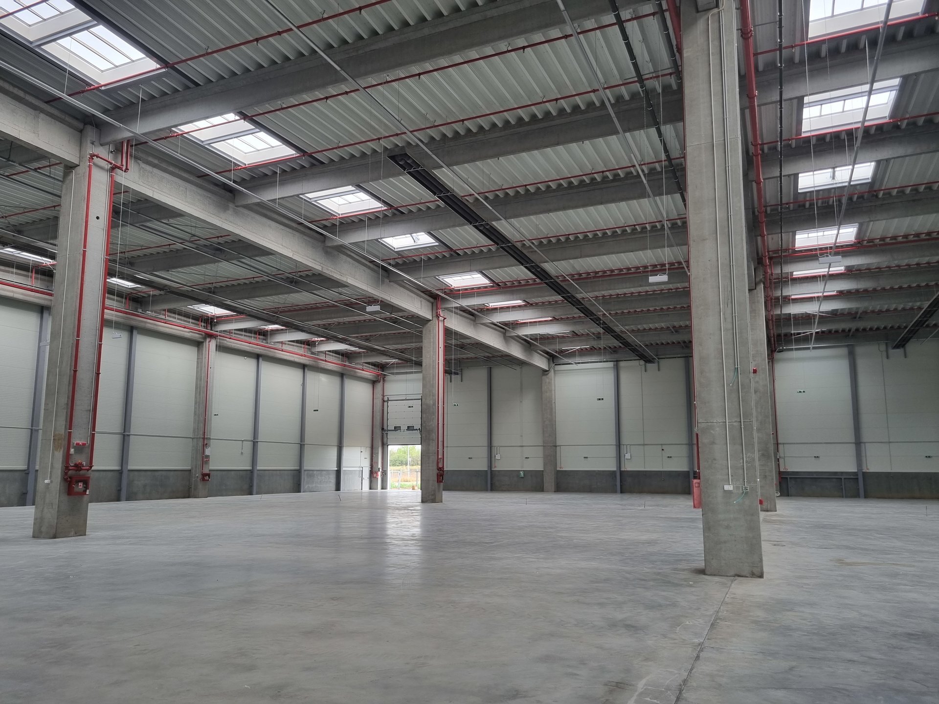 Interior hală depozitare Espack Malu Mare cu structură din beton prefabricat, luminatoare zenitale și sprinklere, proiect PPAE
