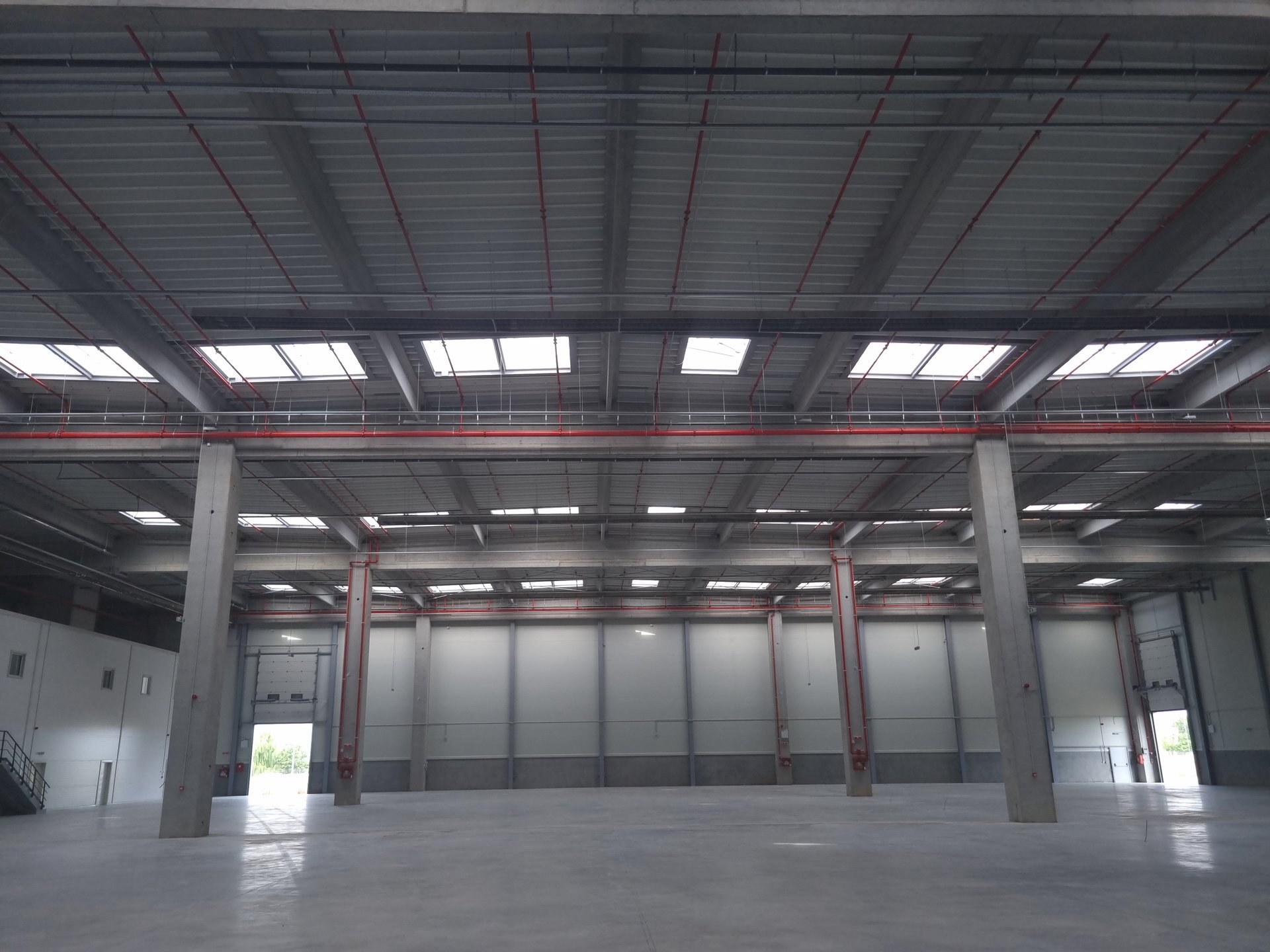 Interior hală logistică Espack Malu Mare cu deschideri ample și instalație de sprinklere conform normativelor, proiect PPAE
