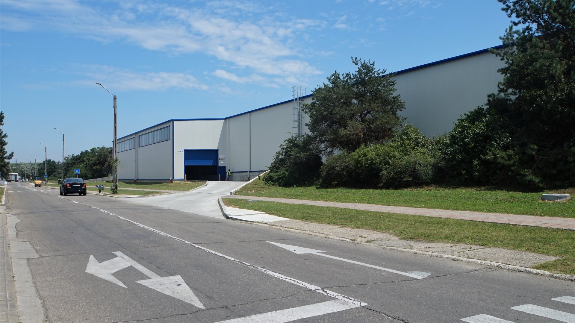 Exterior view of the Ford Craiova car-body storage hall with an unloading dock, PPAE project