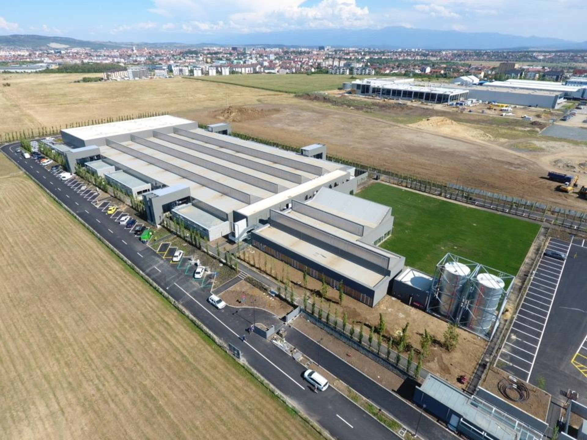 Vedere aeriană fabrică pielărie Prada Sibiu cu acoperiș cu multiple luminatoare orientate nord, proiect tehnic PPAE