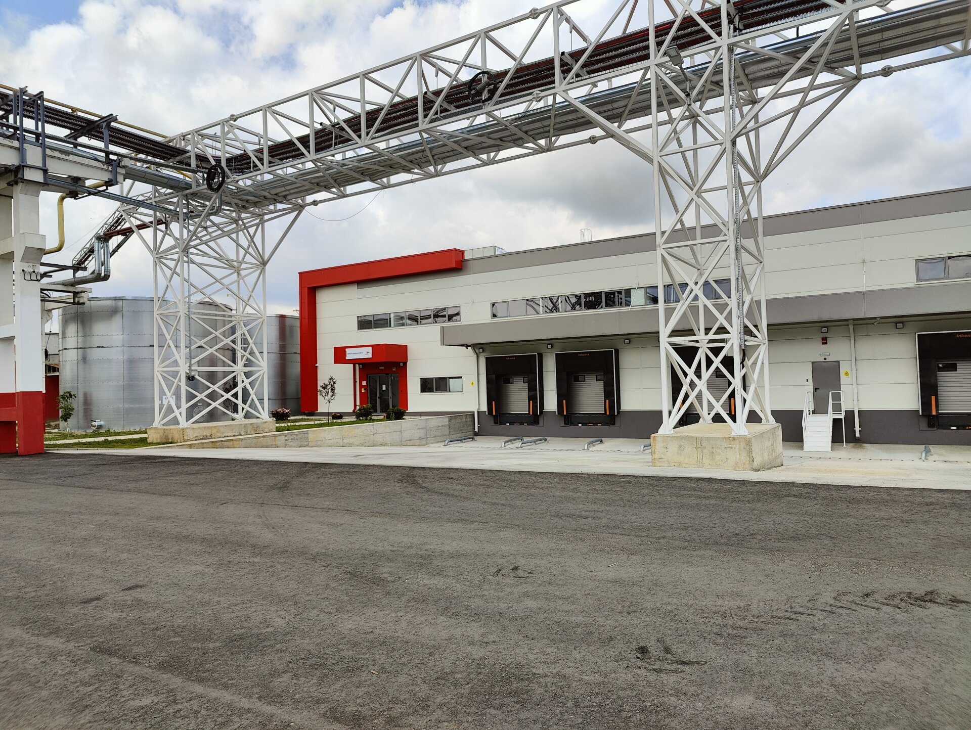 Docking area of Antibiotice Iasi pharmaceutical warehouse with technological gantry on the industrial platform, PPAE project