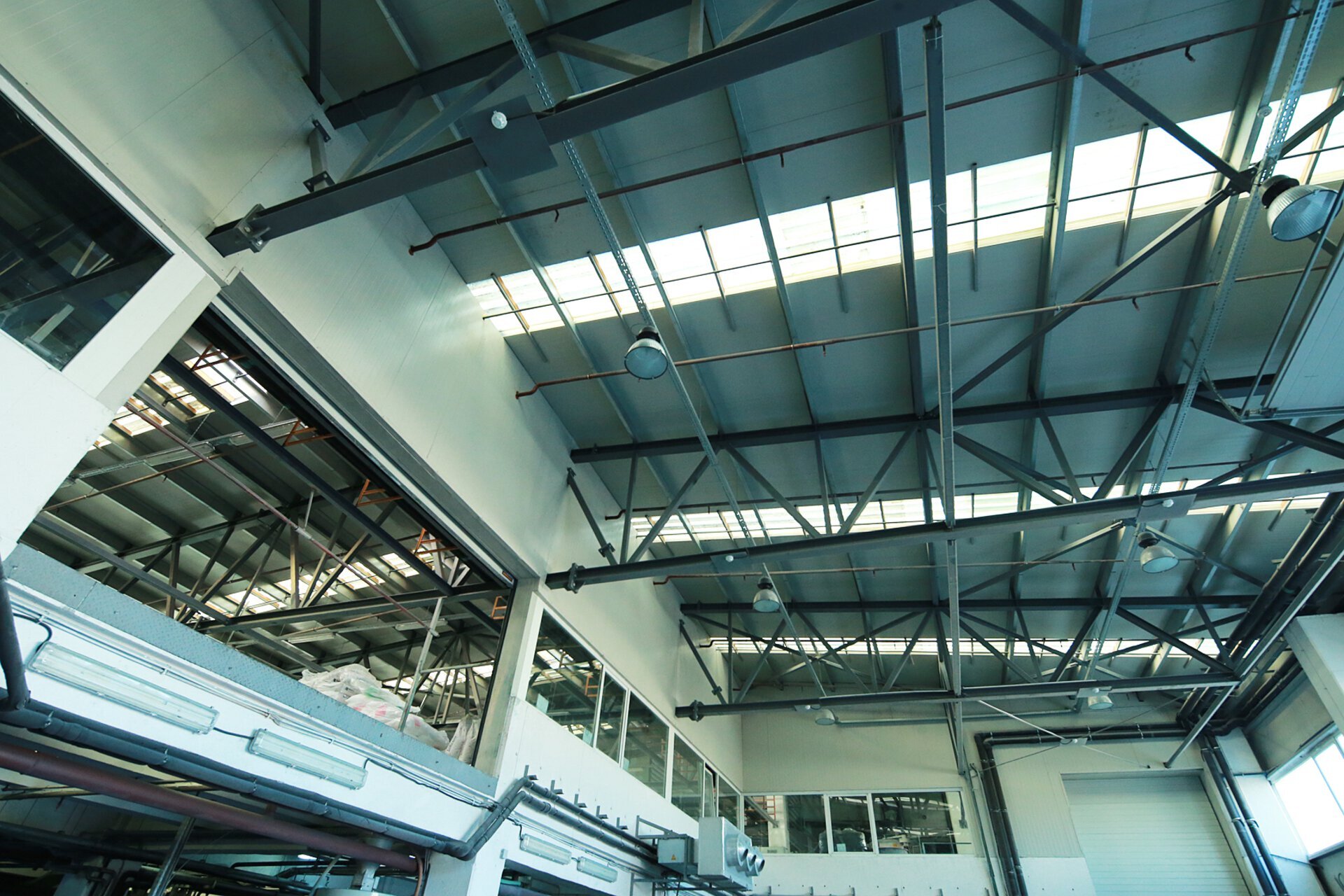 Interior of the Romcolor Copaceni production hall with a steel structure, skylights and polymer-extrusion equipment, PPAE project
