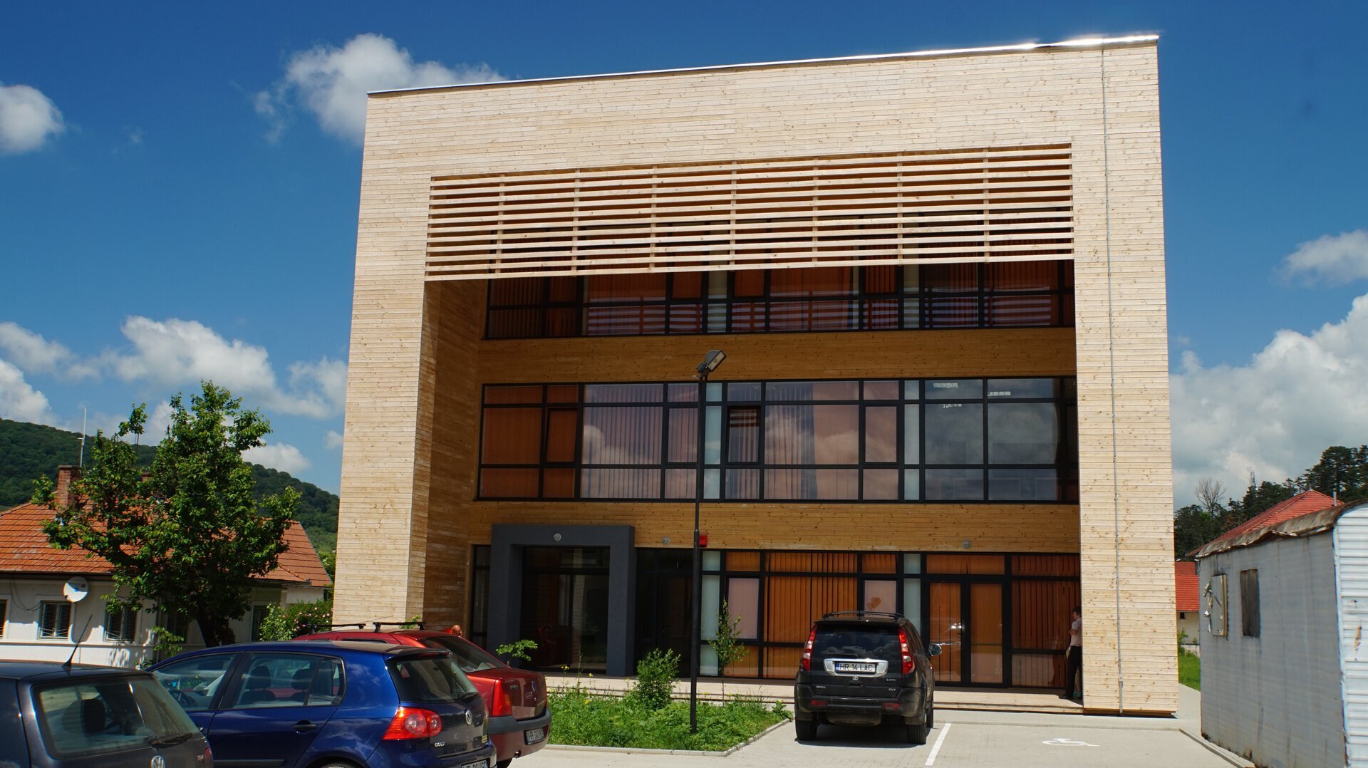 Detaliu fațadă din lamele de lemn tratat termic montate orizontal, Harghita Business Center, proiect PPAE