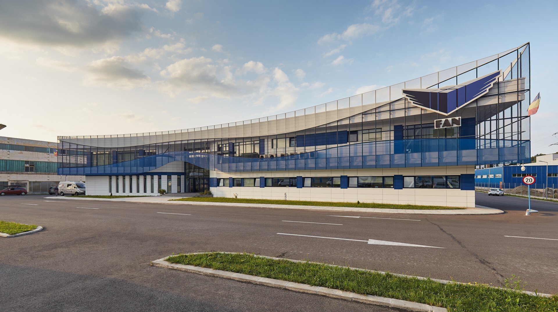 Detaliu anvelopă secundară din tablă perforată, clădire de birouri FAN Courier Brașov, proiect PPAE