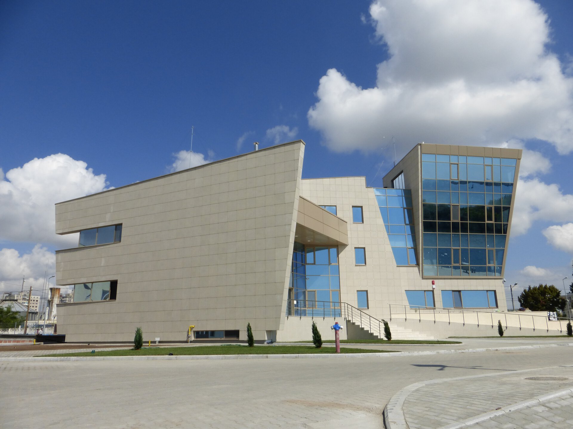 Fațada de acces a sediului Poliției de Frontieră Mangalia, perete cortină vitrat și balustrade metalice, proiect PPAE