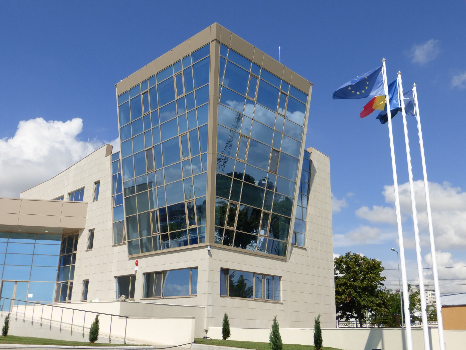 Detaliu al volumului vitrat în consolă, metaforă navală, sediu Grup Nave Mangalia, proiect PPAE