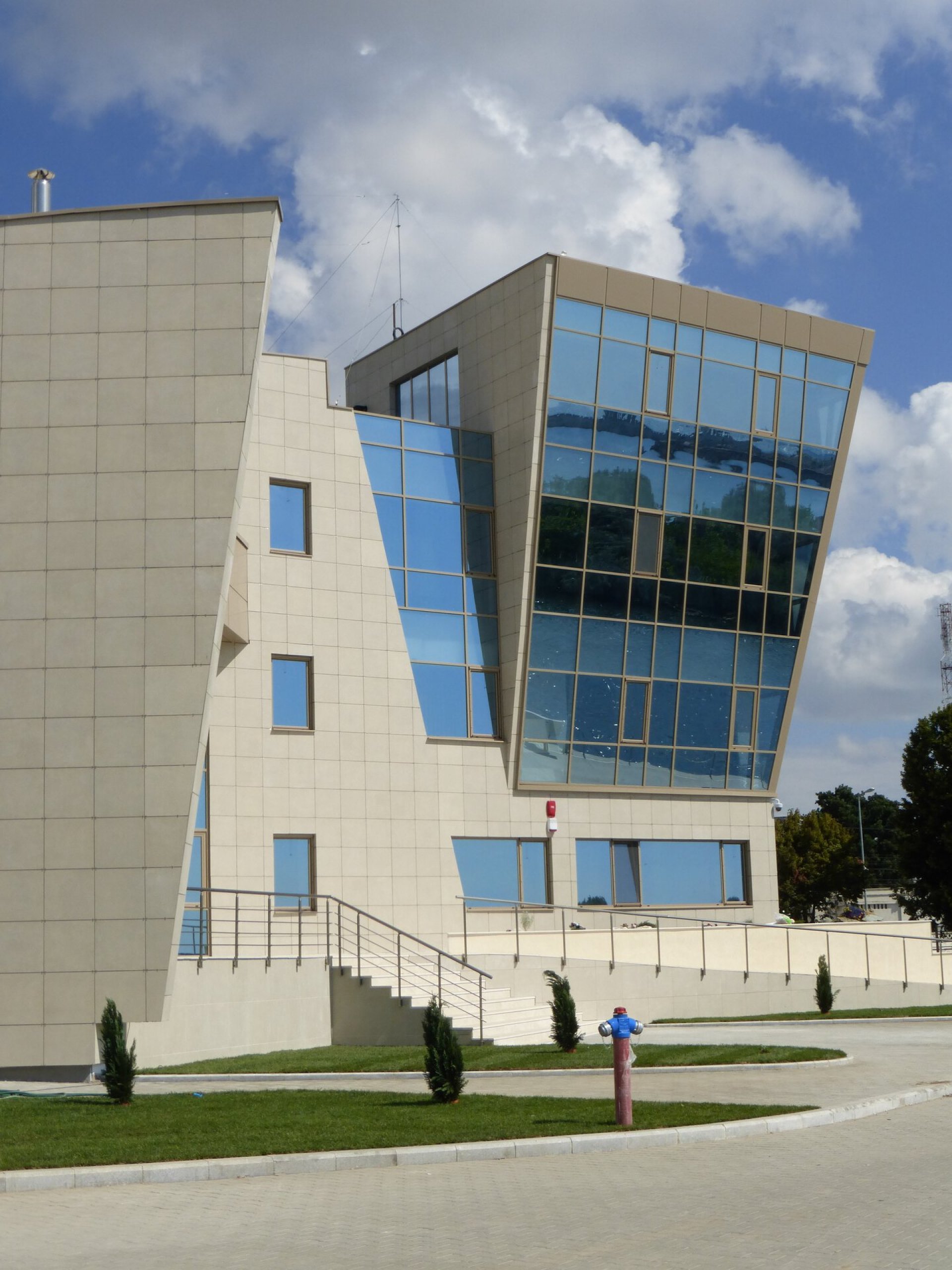 Detaliu volum vitrat în consolă ca punte de comandă la sediul Grup Nave al Poliției de Frontieră Mangalia cu metaforă navală, proiect PPAE