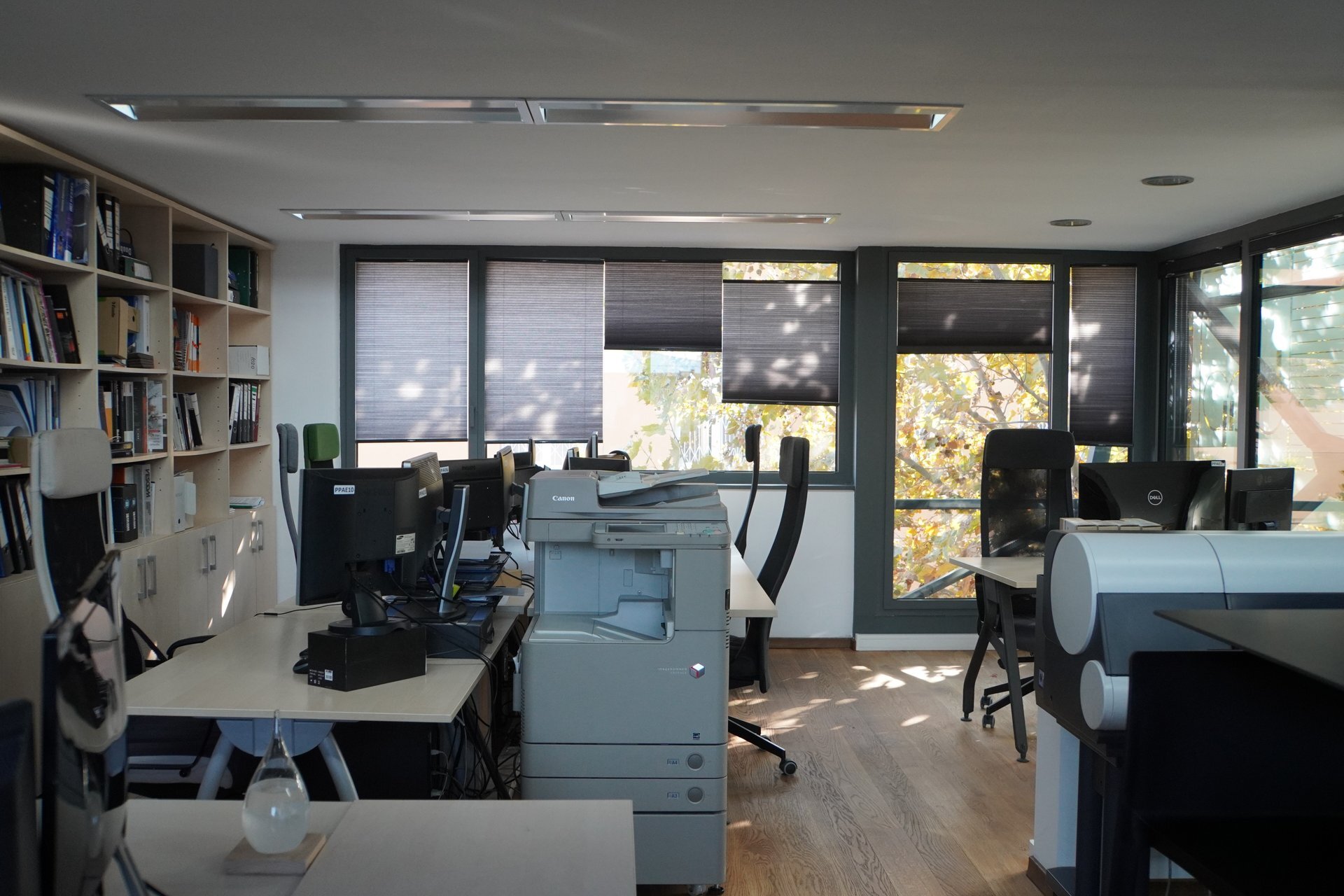 Vedere fațadă spre stradă a sediul PPAE din oțel și sticlă pe strada Leonida, București, proiect PPAE