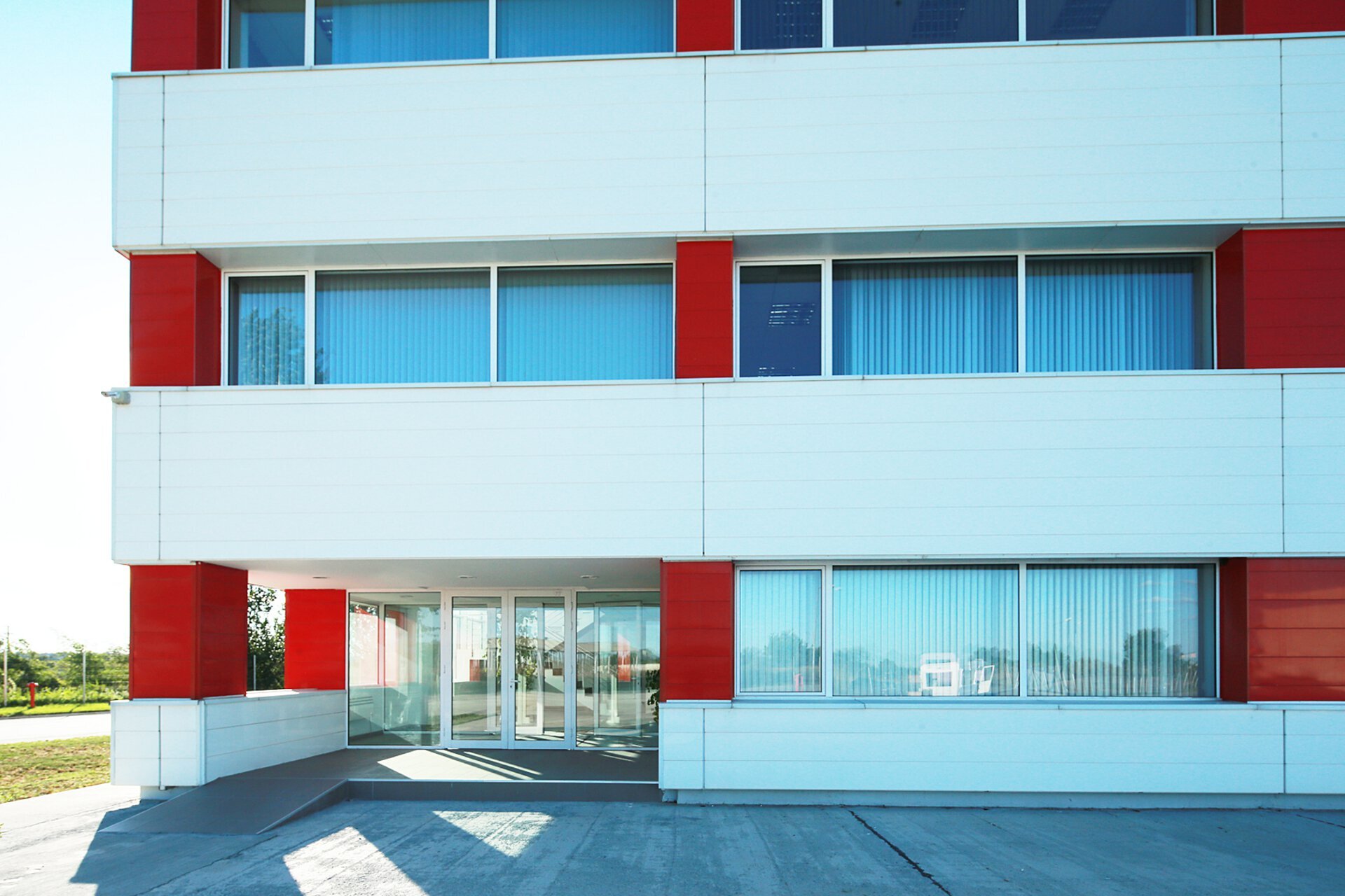 Vedere de ansamblu clădire de birouri Romcolor, complex de producție masterbatch Copăceni, proiect PPAE