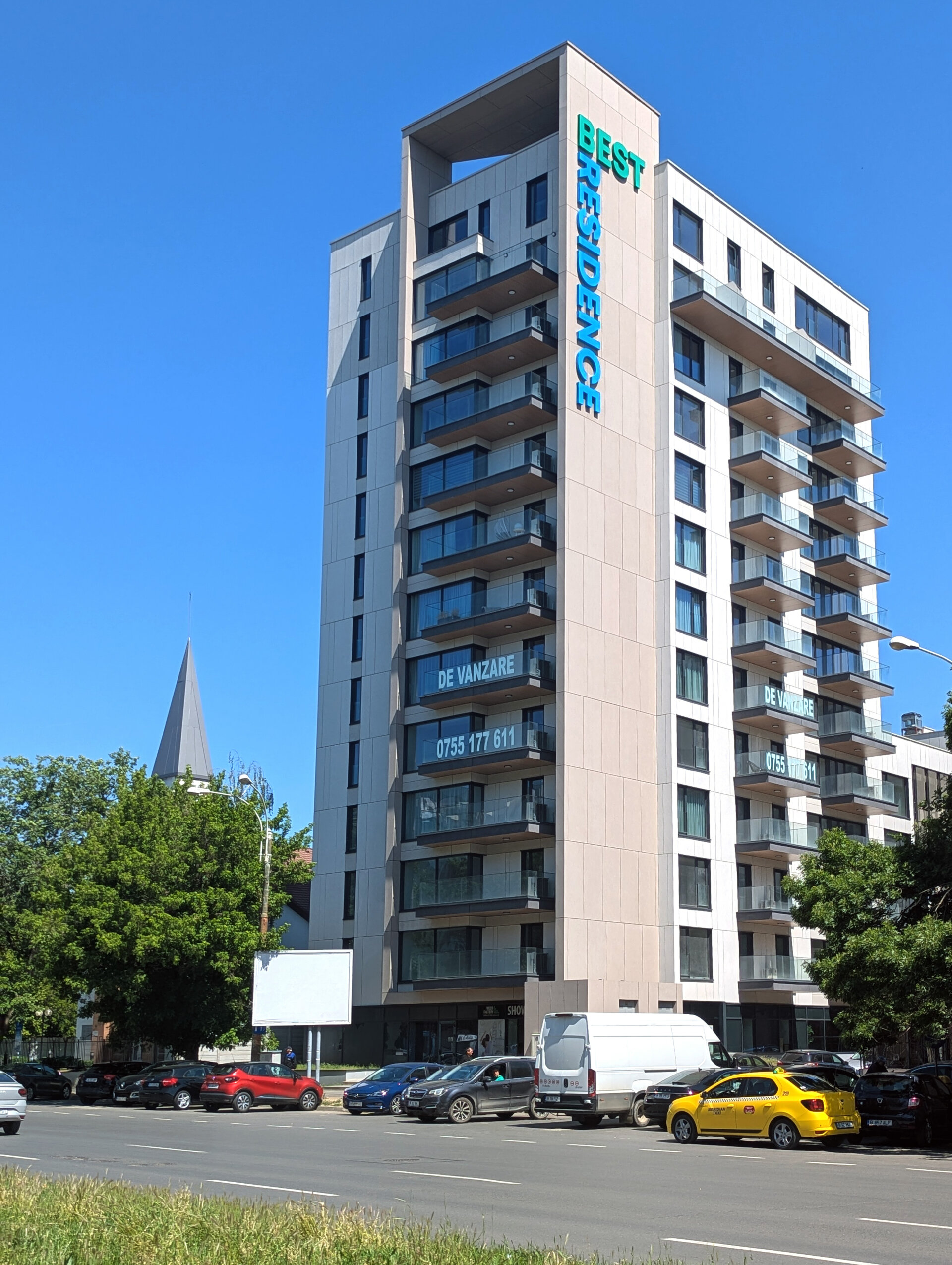Diamond Real Estate - Clădire cu apartamente și spații comerciale