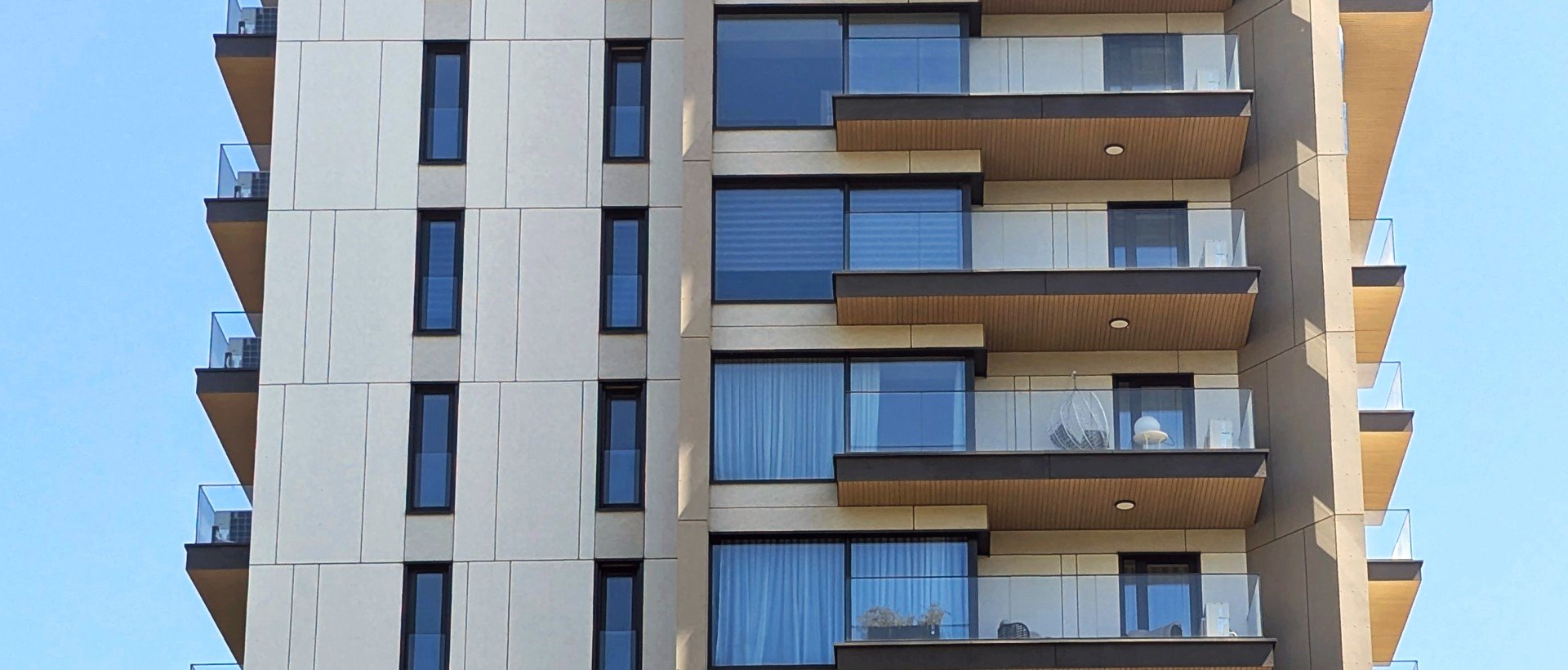 Diamond Real Estate - Clădire cu apartamente și spații comerciale