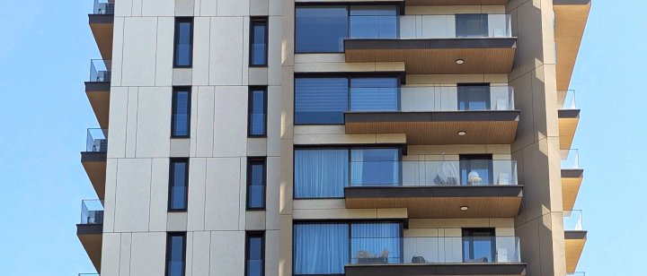 Diamond Real Estate - Clădire cu apartamente și spații comerciale