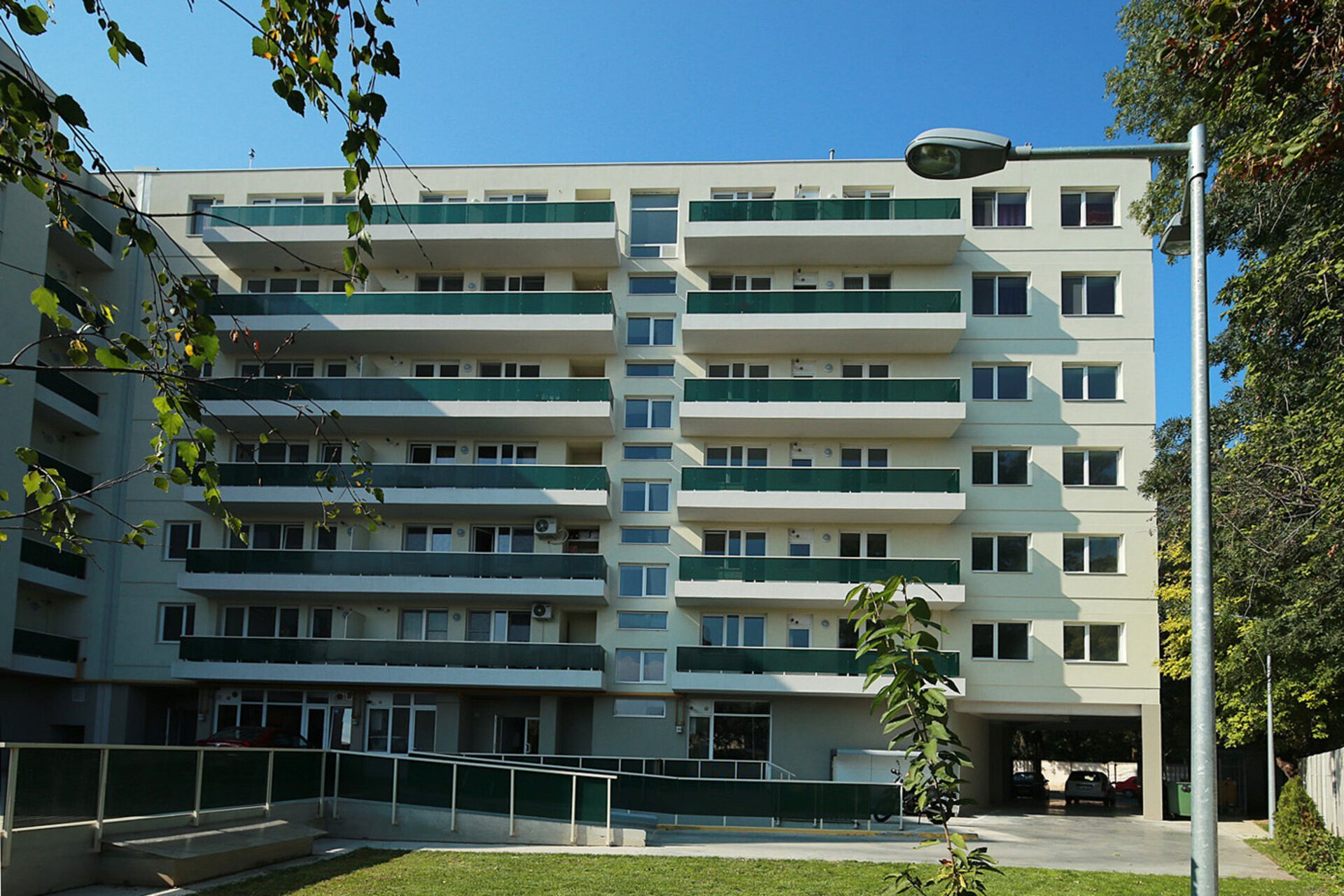 Overall view of the apartment building in Buftea, in the vicinity of the Știrbey Domain, a PPAE project