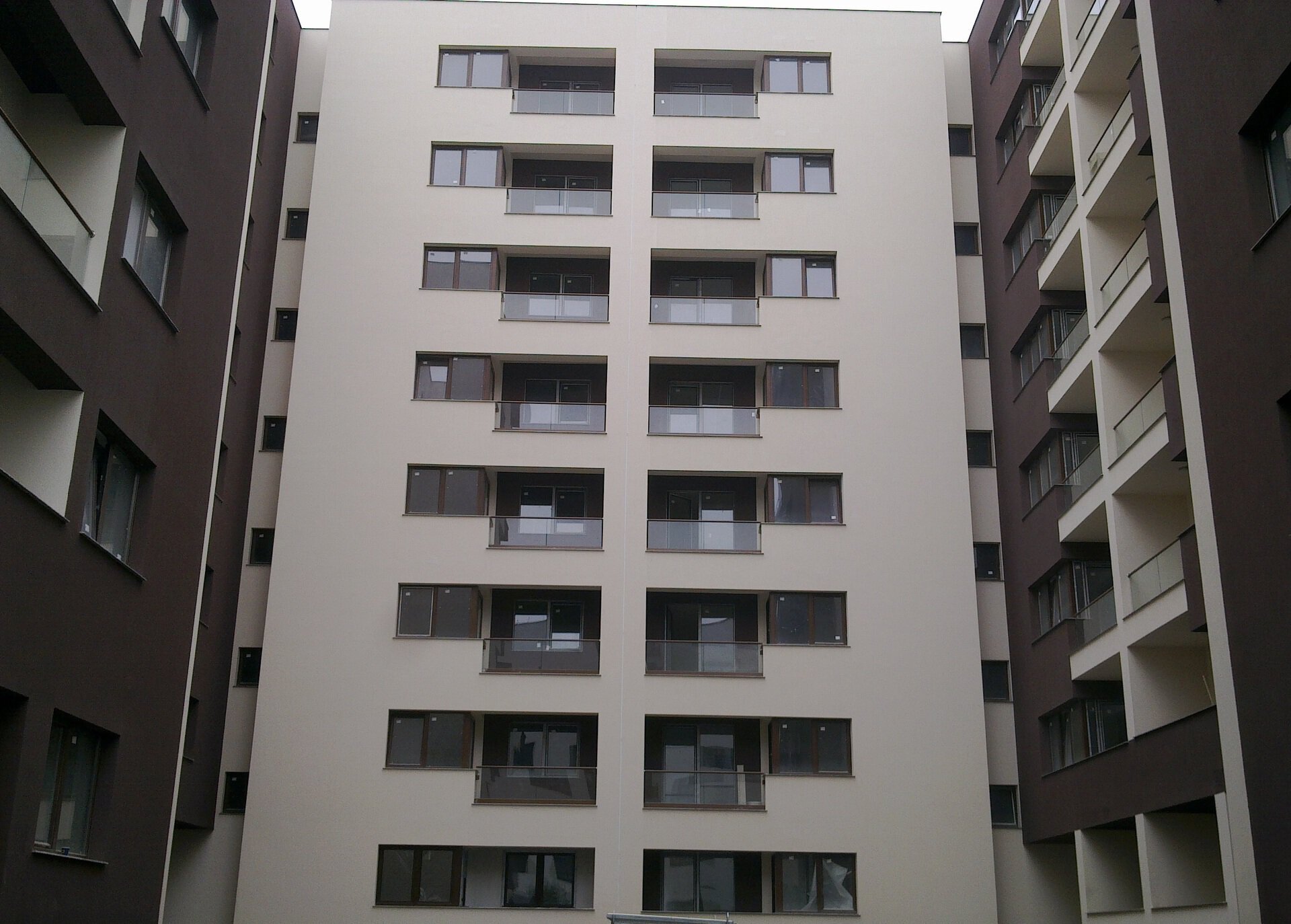 The facade of the B+G+7F apartment complex on Cricovului St., District 6, a PPAE project